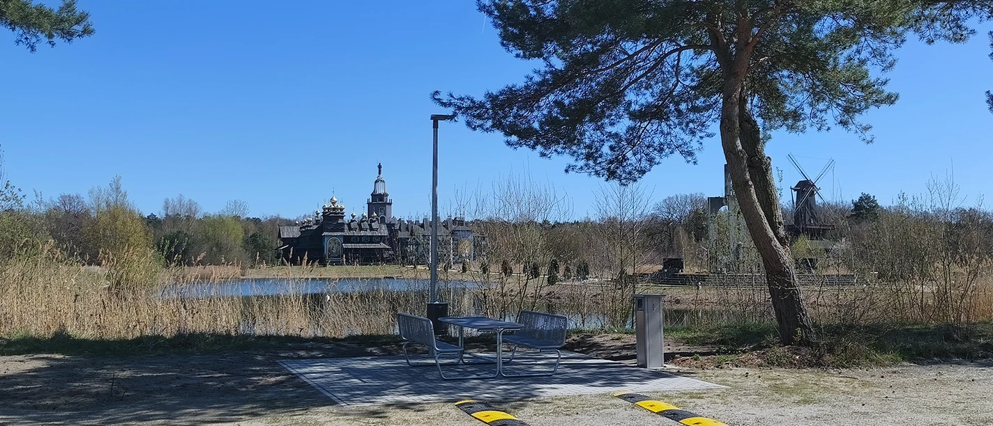Wohnmobilstellplatz Mühlenmuseum2.jpg Stellplatz auf dem Wohnmobilstellplatz am Mühlenmuseum in Gifhorn und Glockenpalast im Hintergrund