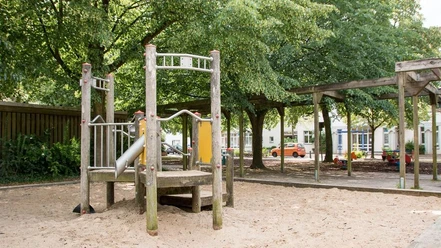 IMG_7506_WEB.jpg Kleines Klettergerüst auf dem Sandspielplatz in der Goethestraße in Bremerhaven