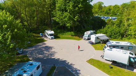 Blick auf die Rotunde mit Wohnmobilen des Heimatcamping Lemgo