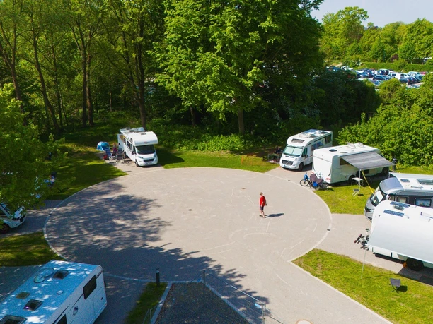 Blick auf die Rotunde mit Wohnmobilen des Heimatcamping Lemgo