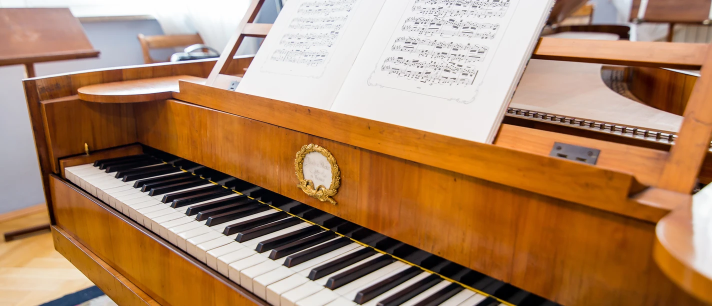 zwickau-schumann-flügel-ccbysa-stadt-zwickau.jpg Schumann Flügel in Zwickau