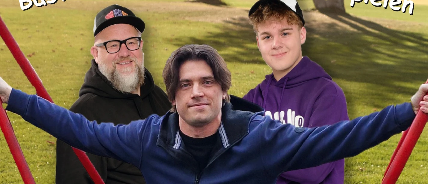 Anschaukeln Krawallo Vlotho Die Band Krawallo auf einer Schaukel. Im Hintergrund sind Bäume und eine Wiese zu sehen.