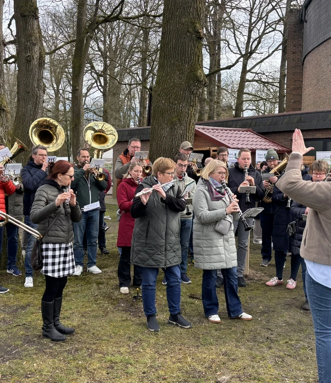 Stimmungsvoll war der musikalische Auftakt des Musikvereins..JPEG