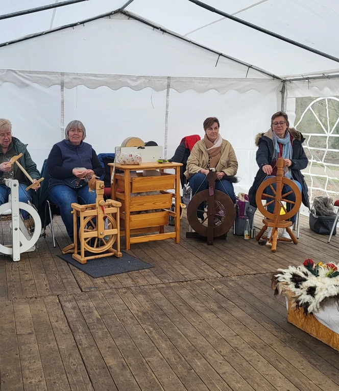 Die Spinngruppe demonstrierte das traditionelle Handwerk..jpg