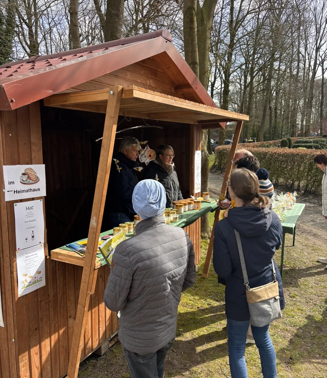 Die Imker aus Börger boten ihren Honig an..JPEG