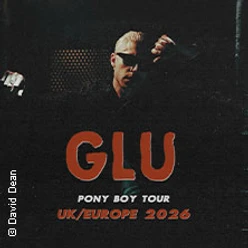 Dunkles Tourposter mit einer Person im Schatten und dem Schriftzug GLU Pony Boy Tour 2026
