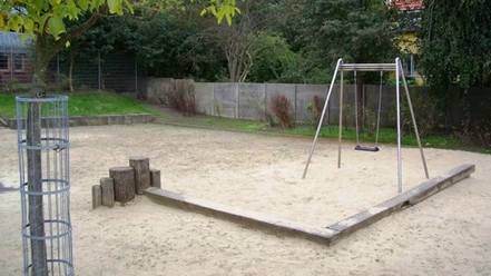 25 Leher Treff_WEB.jpg Kleiner Sandspielplatz mit einer Schaukel