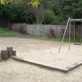 25 Leher Treff_WEB.jpg Kleiner Sandspielplatz mit einer Schaukel
