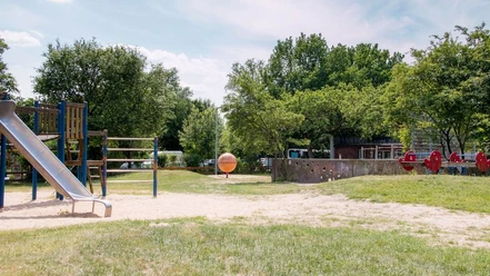 IMG_7238_WEB.jpg Klettergerüst und Rutsche auf dem Spielplatz Hans-Böckler-Straße