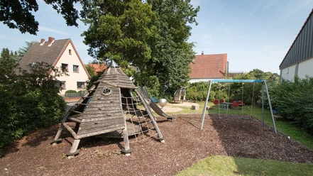 IMG_8798_WEB.jpg Ufo-Klettergerüst, Sandspielbereich und Schaukel auf dem Spielplatz Hegerstraße