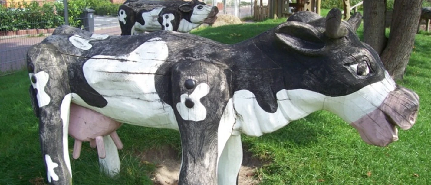 18 H. Heinem.str_WEB.jpg Holzkühe auf dem Themen-Spielplatz Hilde-Heinemann-Straße in Bremerhaven