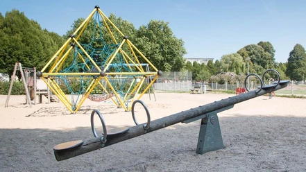 IMG_8613_WEB.jpg Wippe und Klettergerüst auf dem Spielplatz am Holzhafen in Bremerhaven-Geestemünde
