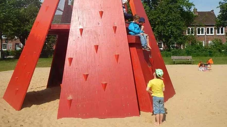 017_WEB.jpg Roter Klettervulkan auf dem Spielplatz Isländer Platz in Bremerhaven