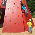 017_WEB.jpg Roter Klettervulkan auf dem Spielplatz Isländer Platz in Bremerhaven