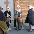 Habt Ihr schön gehört ... Sie sehen eine Gruppe von fünf Frauen in historischen Gewändern des späten Mittelalters, wie sie eine mittelalterliche Scene aus Frankenberg Eder nachspielen.