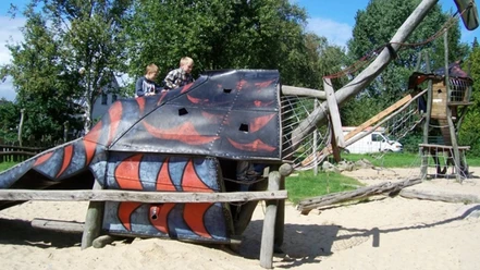 37 Kattowitzer Str.309272_WEB.jpg Kletter-Dino auf dem Spielplatz Kattowitzer Straße in Bremerhaven