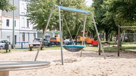 IMG_7537_WEB.jpg Spielplatz Kistnerstraße mit Nestschaukel, Drehscheibe, Sitzbänken, Sandspielbereich und mehr
