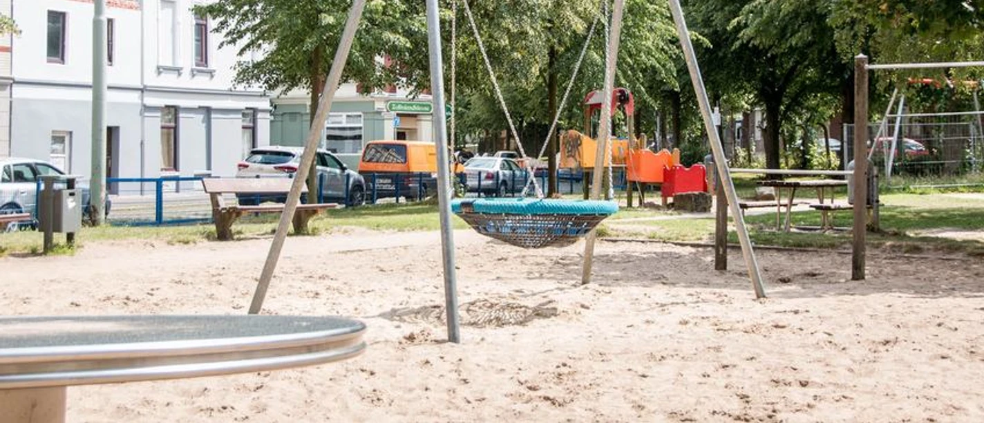 Spielplatz Kistnerstraße mit Nestschaukel, Drehscheibe, Sitzbänken, Sandspielbereich und mehr