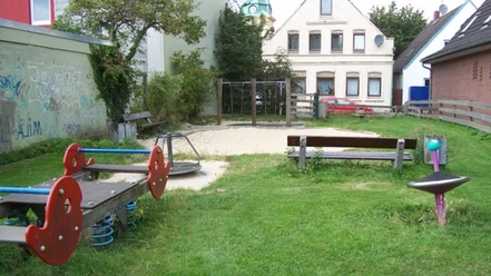 32 Krüselstr_WEB.jpg Wippe, Schaukeln, Stehkarussell und Sitzbank auf dem Spielplatz Krüselstraße