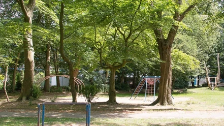 IMG_7229_WEB.jpg Klettergerüste auf dem Spielplatz Kurt-Schumacher-Straße mit üppigem Baumbestand