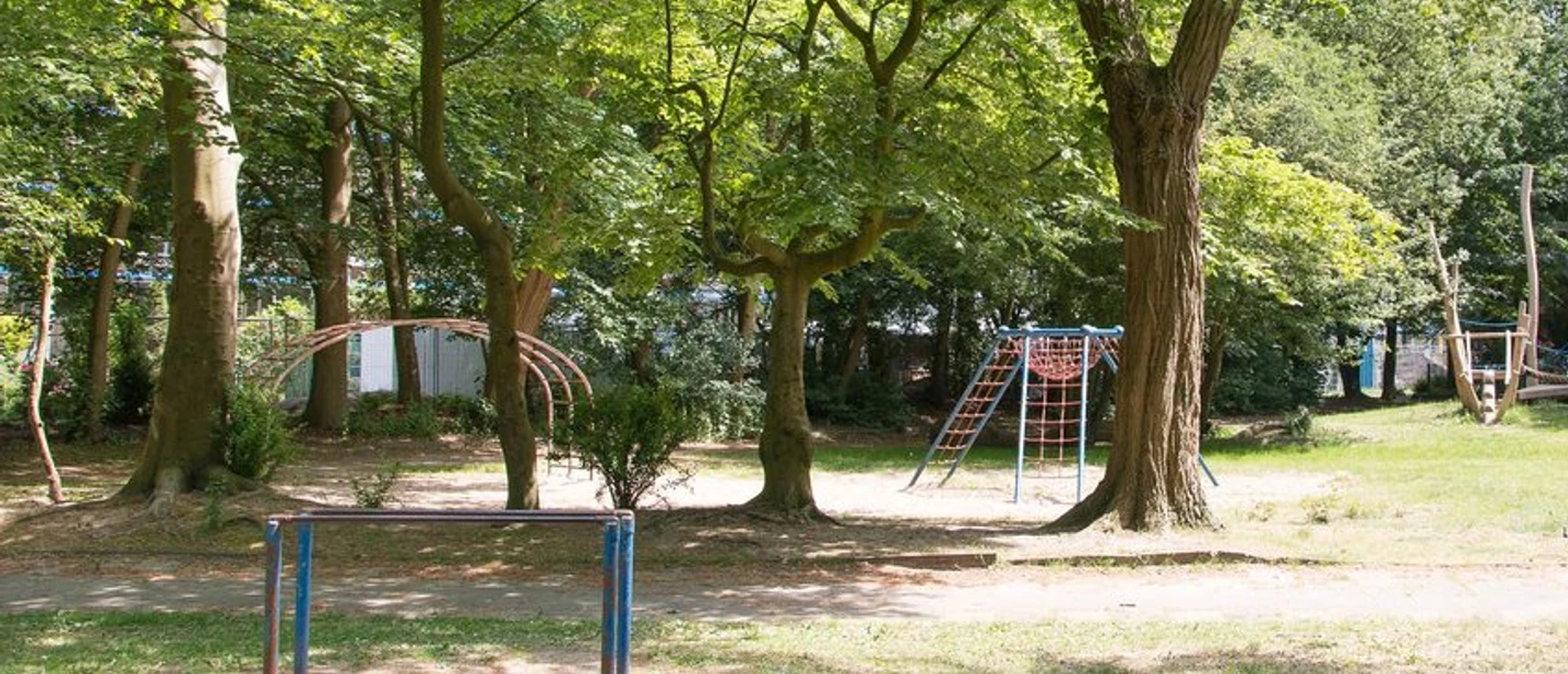 IMG_7229_WEB.jpg Klettergerüste auf dem Spielplatz Kurt-Schumacher-Straße mit üppigem Baumbestand