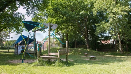 IMG_7234_WEB.jpg Klettergerüst auf dem Spielplatz Louise-Schröder-Straße mit vielen Bäumen