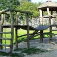 56 Bürgerparksüd_WEB.jpg Klettergerüst mit Hängebrücke auf dem Spielplatz Ludwig-Börne-Straße