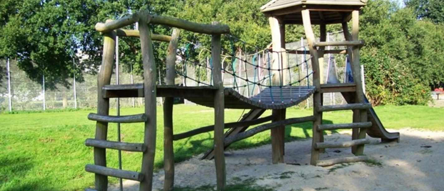 56 Bürgerparksüd_WEB.jpg Klettergerüst mit Hängebrücke auf dem Spielplatz Ludwig-Börne-Straße
