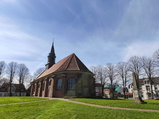Brunsbüttel_Jakobuskirche_Außenansicht_Ortskern.jpg