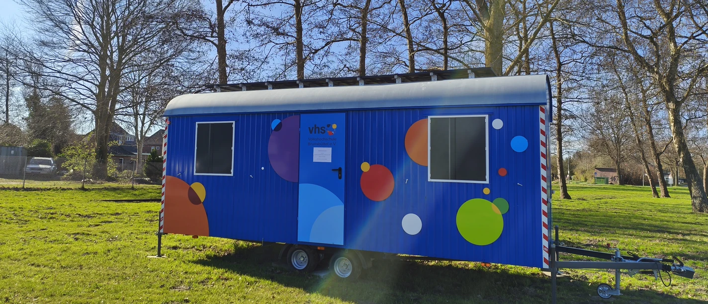 VHS_Brunsbüttel_Bauwagen_Südseite.jpg
