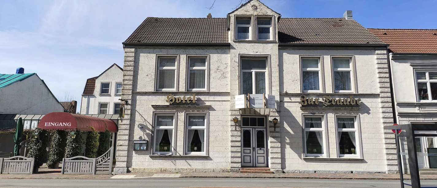 Brunsbüttel_Hotel_zur_Traube_Frontansicht.jpg Brunsbüttel_Hotel_zur_Traube_Frontansicht.jpg