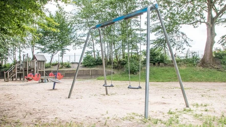 IMG_7518_WEB.jpg Schaukeln und Klettergerüst auf dem Sandspielplatz Luisenstraße