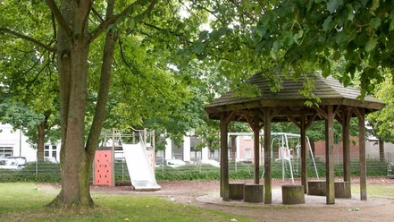 IMG_7511_WEB.jpg Rutsche, Kletterwand und Pavillon auf dem Spielplatz Meidestraße in Bremerhaven-Lehe