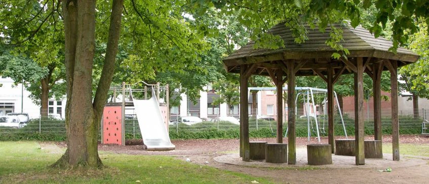 IMG_7511_WEB.jpg Rutsche, Kletterwand und Pavillon auf dem Spielplatz Meidestraße in Bremerhaven-Lehe
