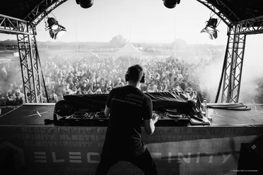 Electrifinity-Festival-IvanBortondello.jpg DJ am Mischpult auf großer Bühne vor Festivalbesuchern