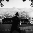 Electrifinity-Festival-IvanBortondello.jpg DJ am Mischpult auf großer Bühne vor Festivalbesuchern