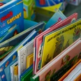 jackmac34-flea-market-970948.jpg Bunte Kinderbücher reihen sich dicht aneinander in einer Kiste auf einem Bücherflohmarkt.