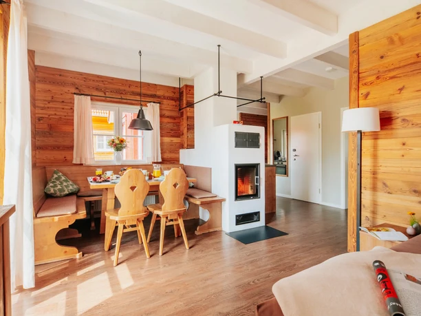 Das Schierke HARZRESORT - Wohnraum mit Kamin Bei kaltem Wetter sorgt der Kamin in den Ferienhäusern des Schierke HARZRESORT für Gemütlichkeit.