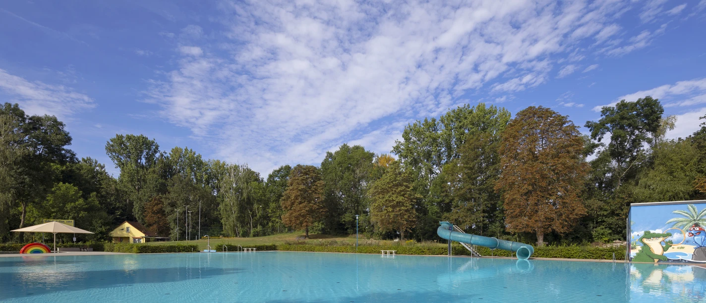 Stadtbad Pegau - Freibäder in der Region Leipzig Blick auf das Schwimmbecken im Stadtbad Pegau, Freibad in der Region Leipzig