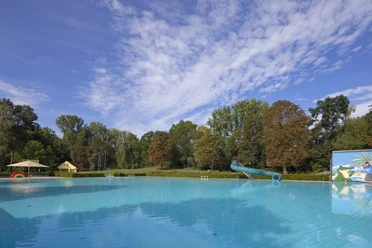 Stadtbad Pegau - Piscines en plein air dans la région de Leipzig Vue sur le bassin de la piscine municipale de Pegau, piscine en plein air dans la région de Leipzig