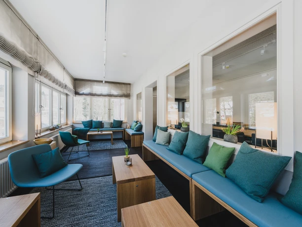 Hotel Villa Bodeblick Schierke - Tagungsraum Lounge Mit einladenden Sitzgelegenheiten ist die Tagungslounge perfekt für Pausen oder Gruppenarbeiten.