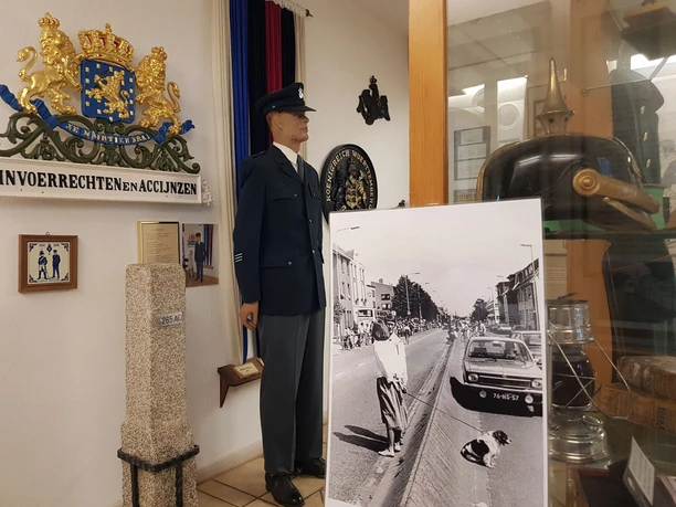 Ein Mannequin in Uniform sowie weitere historische Gegenstände sind in einem Museumsraum ausgestellt.