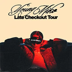 Person lehnt im roten Licht, trägt dunkle Brille; darüber Schriftzug zur Late Checkout Tour.