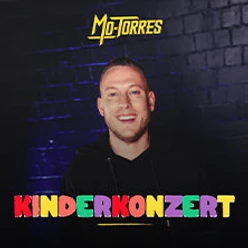 Lächelnder Mann vor dunkler Backsteinwand mit Logo oben und buntem Schriftzug Kinderkonzert