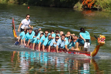 Beispielbild Drachenboot mit Mannschaft