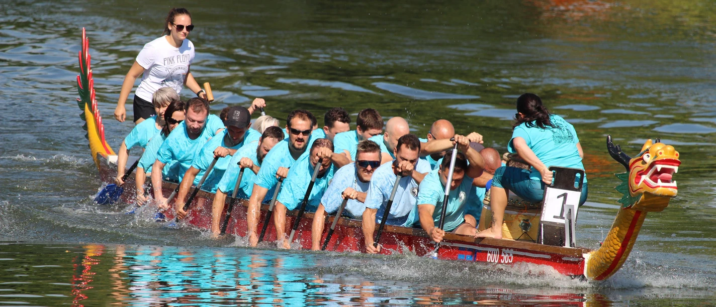 Beispielbild Drachenboot mit Mannschaft