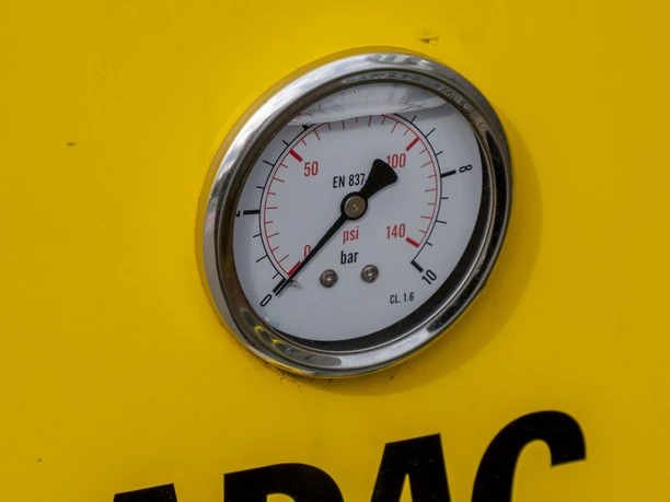ADAC Radservice Station Gelbes ADAC-Gehäuse mit rundem Manometer zur Druckanzeige in Nahaufnahme