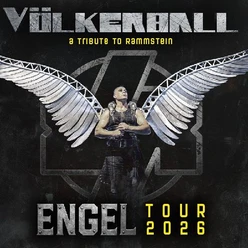Völkerball 2026 Völkerball: Sänger:in in dunkler Kleidung mit großen silbernen Flügeln vor dunklem Hintergrund. Engel Tour 2026.