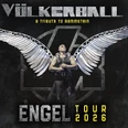 Völkerball 2026 Völkerball: Sänger:in in dunkler Kleidung mit großen silbernen Flügeln vor dunklem Hintergrund. Engel Tour 2026.