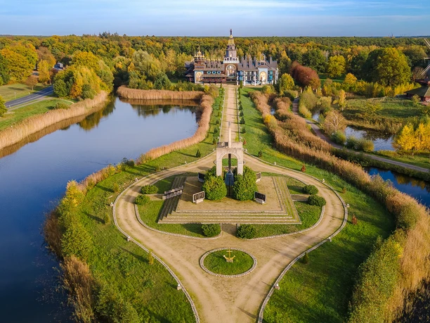 Glockenpalast Gifhornt Gelände.jpg